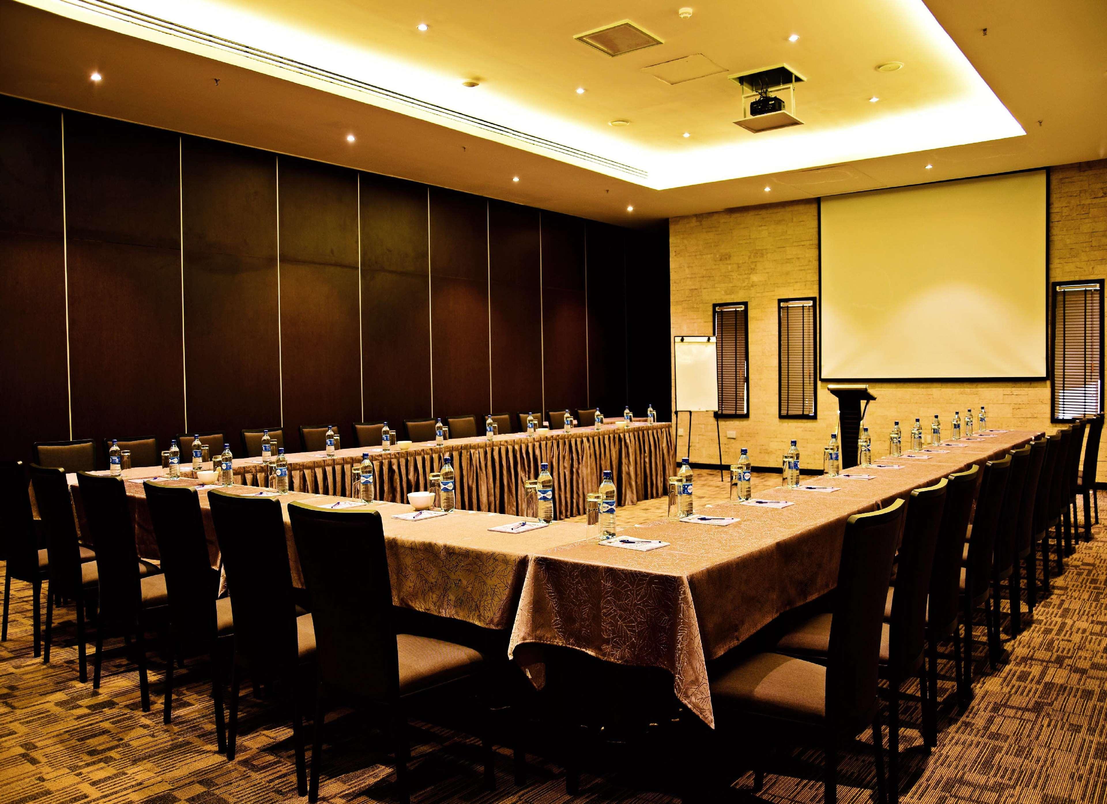 Doubletree By Hilton Nairobi Hotel Exterior photo