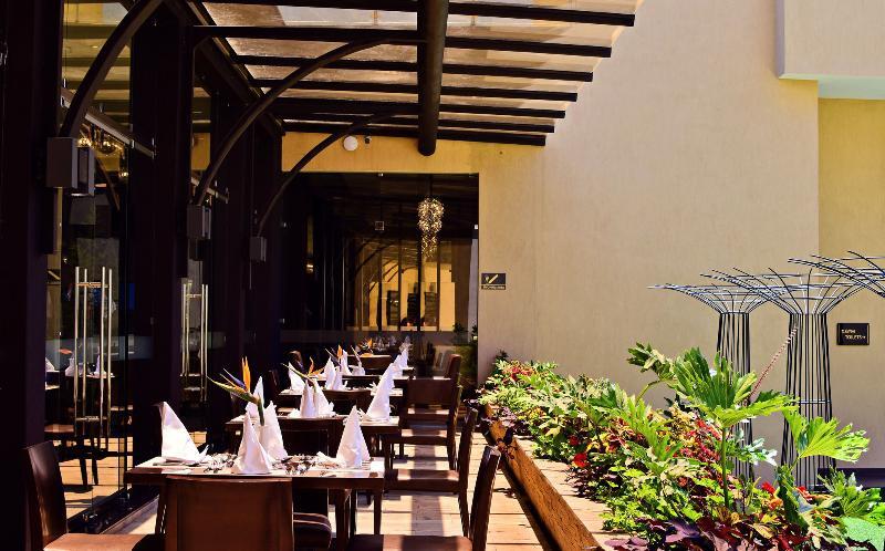 Doubletree By Hilton Nairobi Hotel Exterior photo